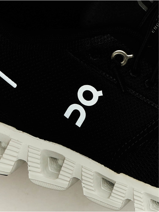 ON Running Sneaker Cloud 5 schwarz