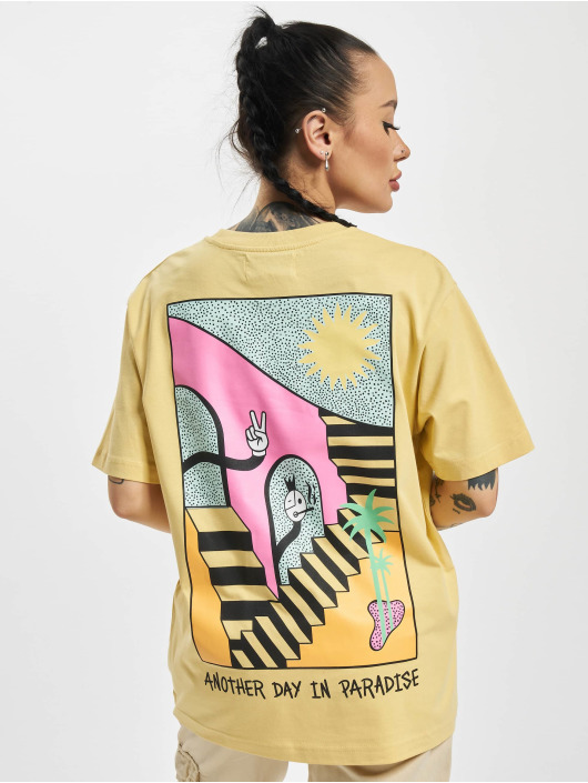 On Vacation Camiseta Another Day In Paradise amarillo