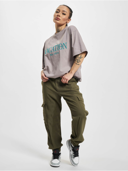On Vacation t-shirt Classic Logo beige