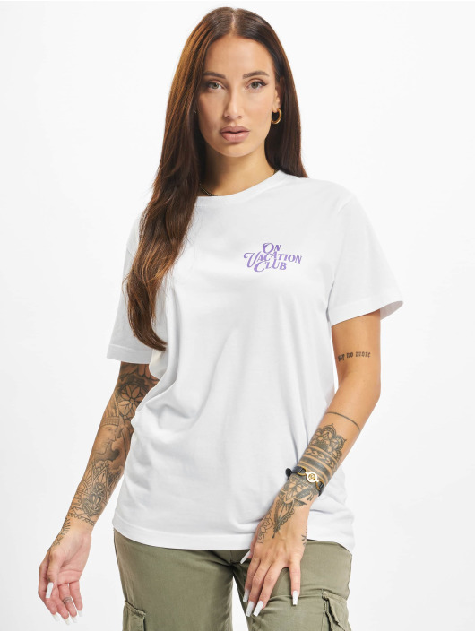 On Vacation t-shirt Calligraphy wit