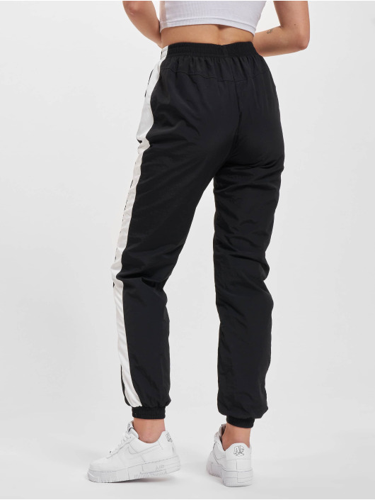 Urban Classics Spodnie do joggingu Striped Crinkle czarny