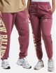 New Balance Joggingbyxor Athletics Warped Classics New röd