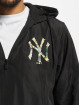 New Era Prechodné vetrovky MLB New York Yankees Sea Infill Print èierna