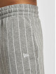 New Era Šortky Pinstripe šedá